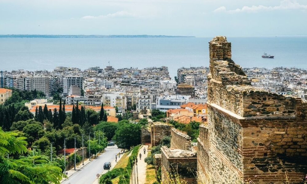 Άποψη της Θεσσαλονίκης - Designed by Canva