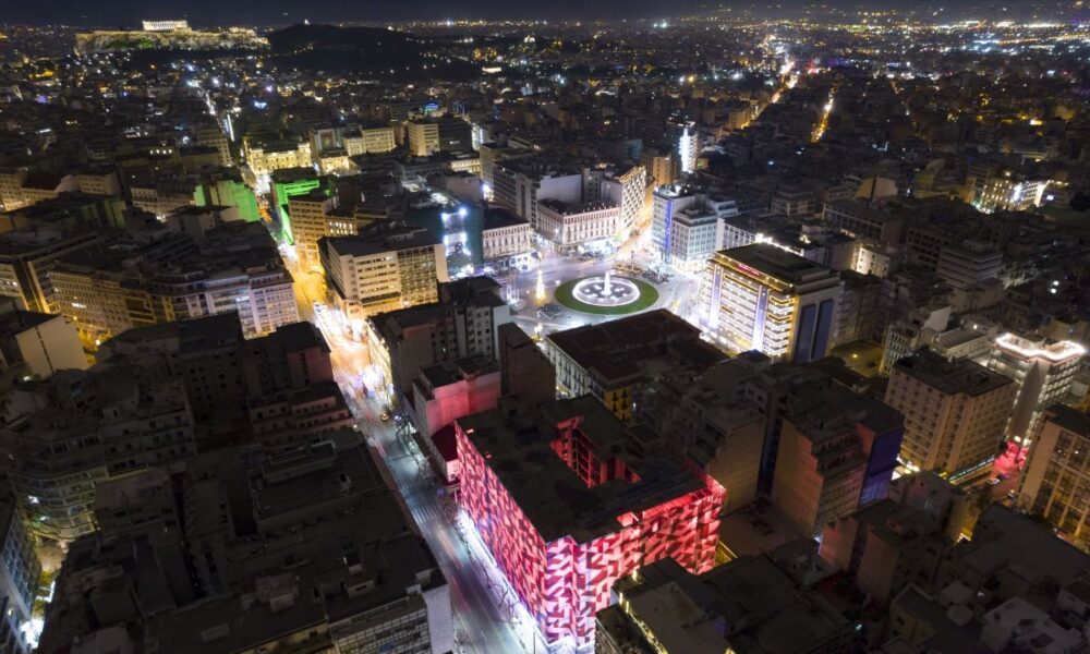 Πρωτοχρονιά στα εντυπωσιακά φωτισμένα Piraeus Tower & Μινιόν