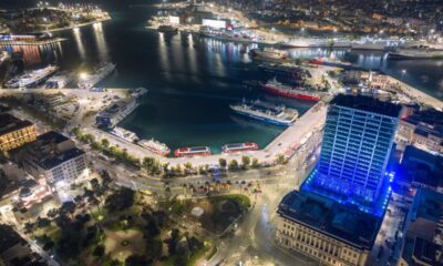 O Piraeus Tower φωταγωγημένος για τις γιορτές - Πηγή: Nikos Daniilidis / Eurokinissi