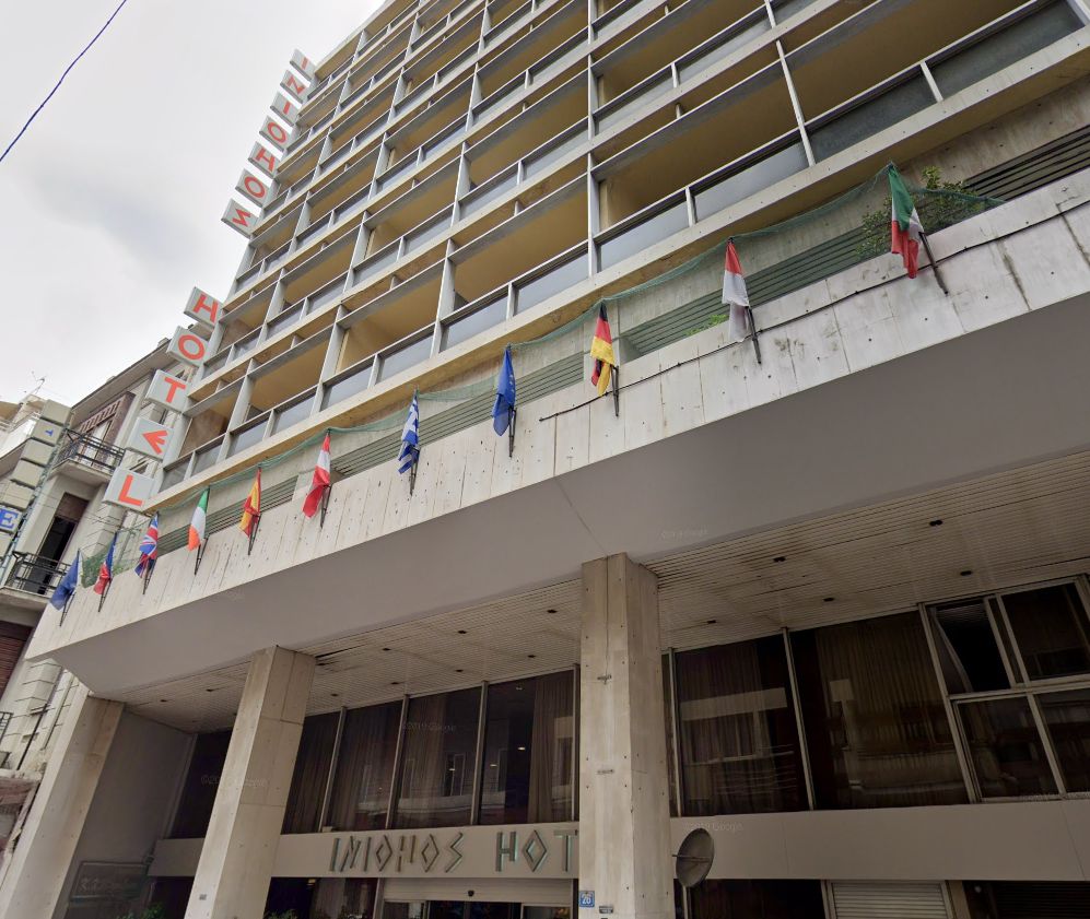 Το ακίνητο που στεγάζει το ξενοδοχείο Ηνίοχος στη Βερανζέρου - Πηγή: Google Maps