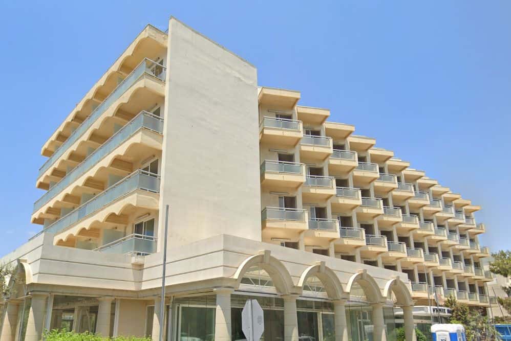 Το πρώην ξενοδοχείο Fenix στη Γλυφάδα - Πηγή: Google Maps