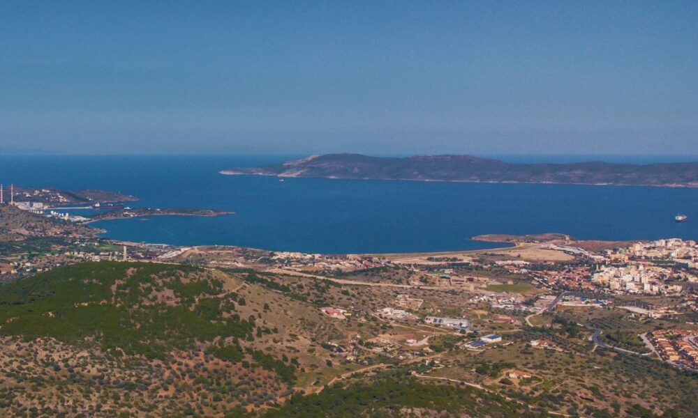 Άποψη του Λαυρίου - Design by Canva Pro
