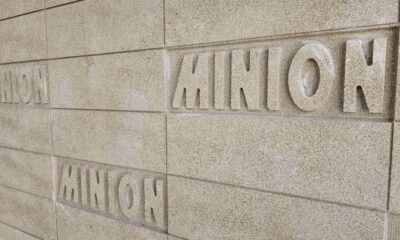 To ανάγλυφο σήμα του Μινιόν στην πρόσοψη του κτιρίου - Πηγή: bizness.gr