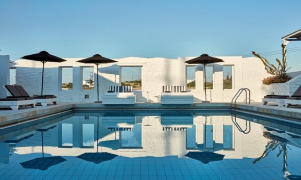 Mr & Mrs White Paros - Πηγή: BriQ Properties