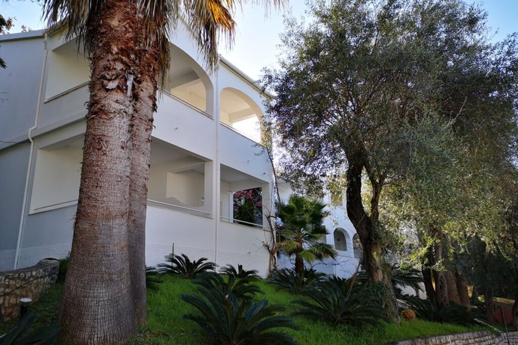 Mr & Mrs White Corfu - Πηγή: BriQ Properties