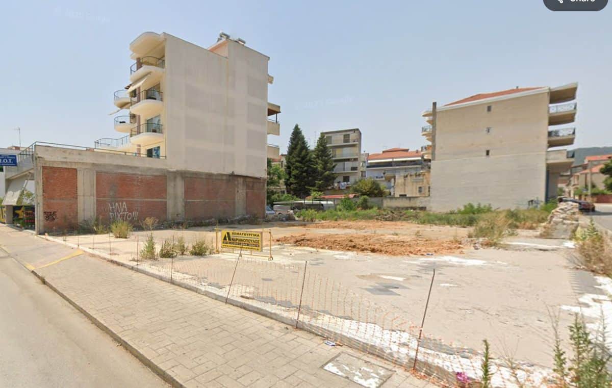 Το ακίνητο στη συμβολή των οδών Εθνικής Αντιστάσεως και Οικονομίδου στην Τρίπολη όπου θα κατασκευαστεί νέο ξενοδοχείο - Πηγή: Google Maps