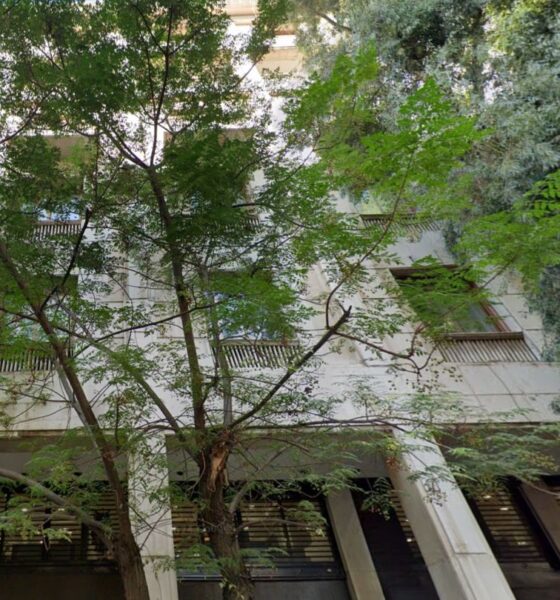 Το ιστορικό κτίριο γραφείων στην οδό Καραγιώργη Σερβίας 6-8 στο Σύνταγμα - Πηγή: Google Maps
