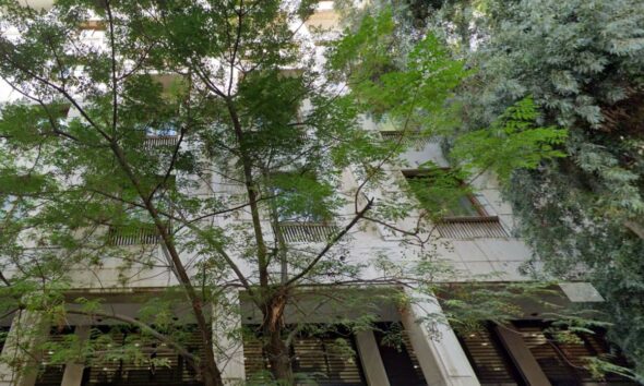 Το ιστορικό κτίριο γραφείων στην οδό Καραγιώργη Σερβίας 6-8 στο Σύνταγμα - Πηγή: Google Maps