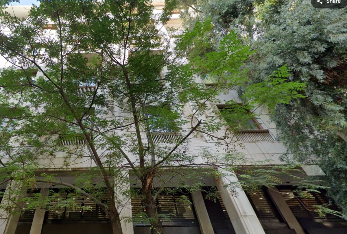 Το ιστορικό κτίριο γραφείων στην οδό Καραγιώργη Σερβίας 6-8 στο Σύνταγμα - Πηγή: Google Maps