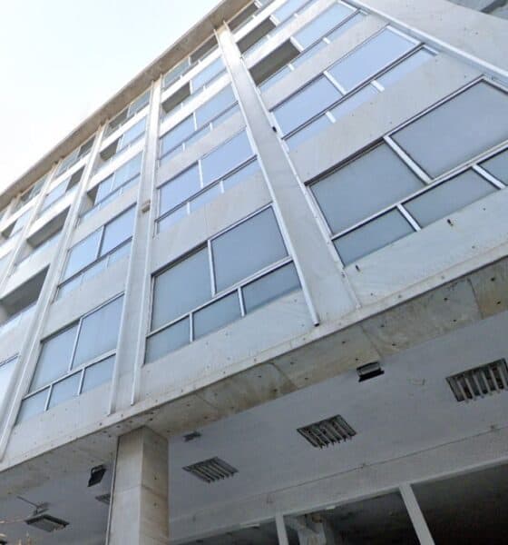 Το κτίριο στην οδό Αιόλου 73 στο κέντρο της Αθήνας - Πηγή: Google Maps