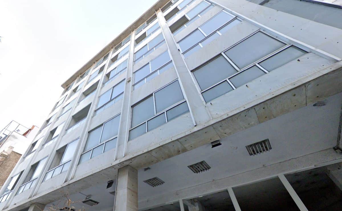 Το κτίριο στην οδό Αιόλου 73 στο κέντρο της Αθήνας - Πηγή: Google Maps