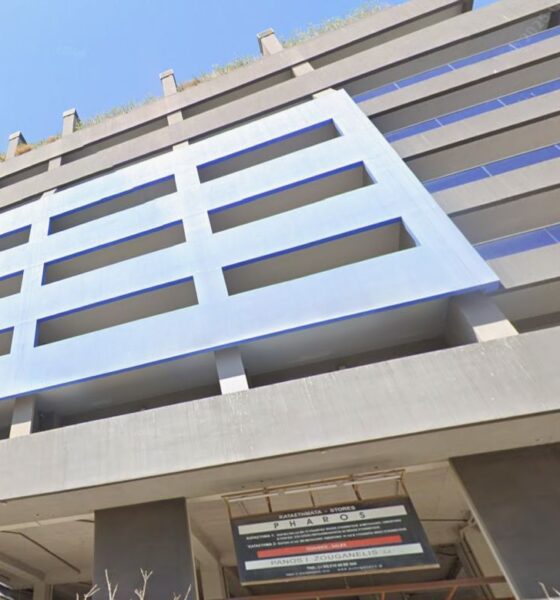 Το πολυώροφο κτίριο στη συμβολή των οδών Παπαστράτου και Αγίου Δημητρίου στον Πειραιά - Πηγή: Google Maps