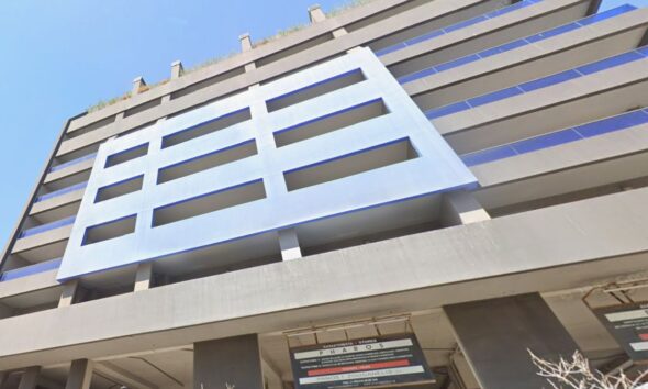 Το πολυώροφο κτίριο στη συμβολή των οδών Παπαστράτου και Αγίου Δημητρίου στον Πειραιά - Πηγή: Google Maps