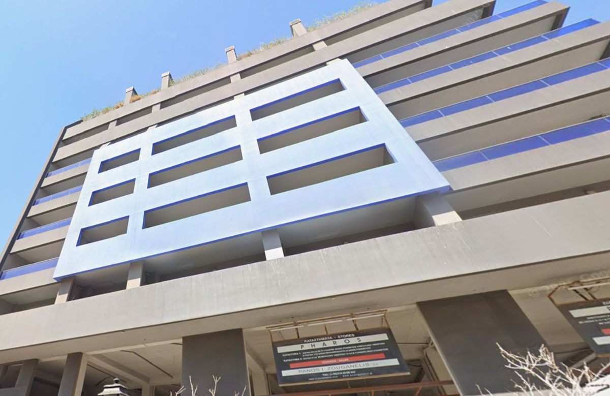 Το πολυώροφο κτίριο στη συμβολή των οδών Παπαστράτου και Αγίου Δημητρίου στον Πειραιά - Πηγή: Google Maps