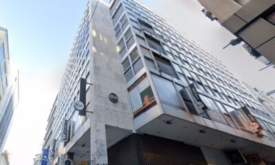 Το κτίριο στη συμβολή της οδού Ερμού με την οδό Κορνάρου 1 στην Αθήνα - Πηγή: Google Maps