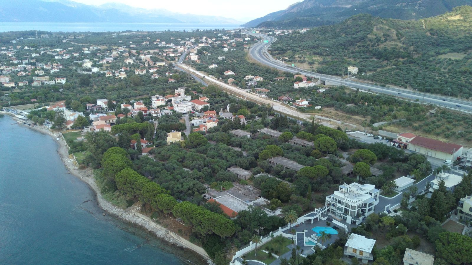 Το ξενοδοχειακό ακίνητο της Μπλε Κέδρος στην περιοχή Αραχωβίτικα, στο Ρίο Αχαΐας - Πηγή: Μπλε Κέδρος