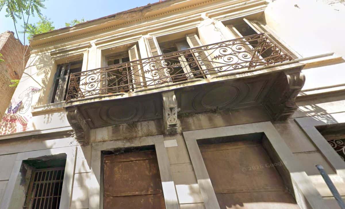 Το διατηρητέο κτίριο στην οδό Σαχτούρη 9 στο Ψυρρή - Πηγή: Google Maps